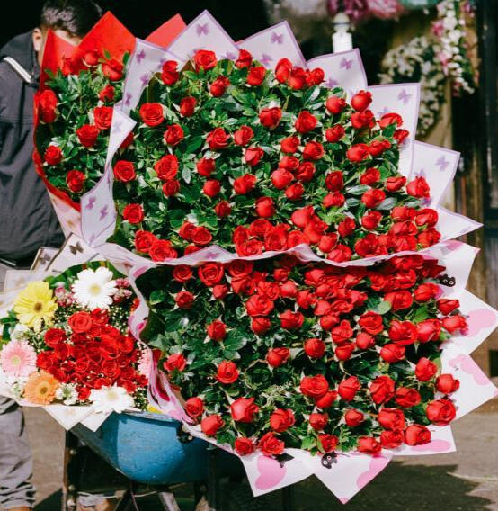 Mexico: Where Brands Scale in Latin America Urban Mexico street scene of a flower merchant representing expanding consumer markets and rising brand engagement opportunities.